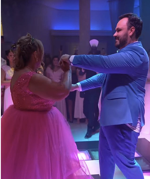 No momento mais alto da festa, mãe e filho emocionaram a todos com uma valsa super linda! Foto: Reprodução/@cenedeziguilherme/Instagram.;