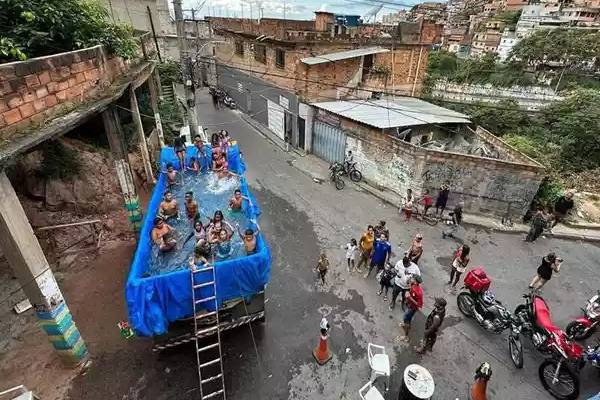 Mesmo com as adversidades, os amigos fazem de tudo para trazer a alegria para o Aglomerado da Serra (BH). - Foto: Ramon Lisboa/EM/D.A Press