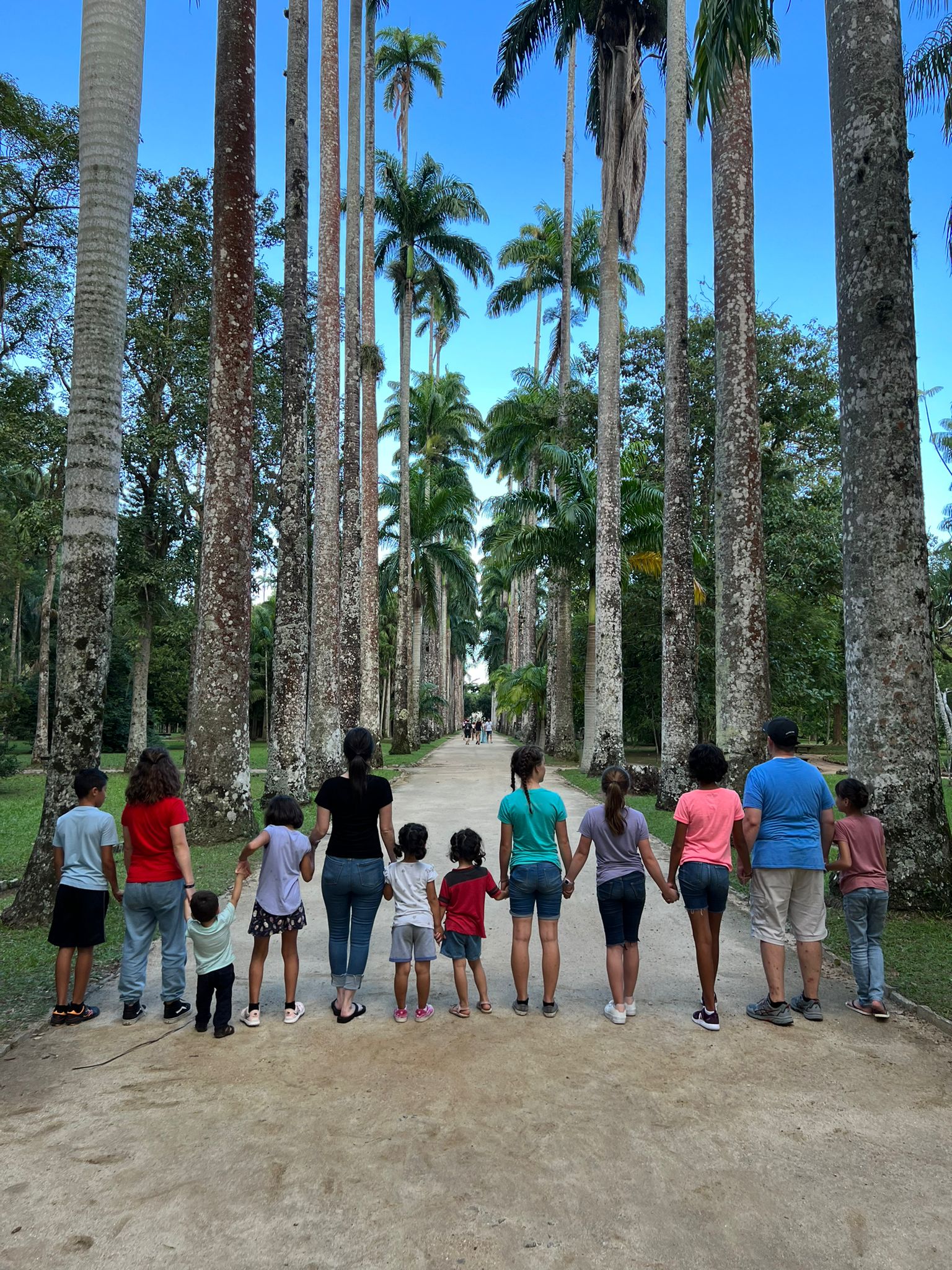 Os 6 irmãos brasileiros adotados no PR seguiram para os EUA com os novos pais nesta quinta, 13 - Foto: arquivo pessoal