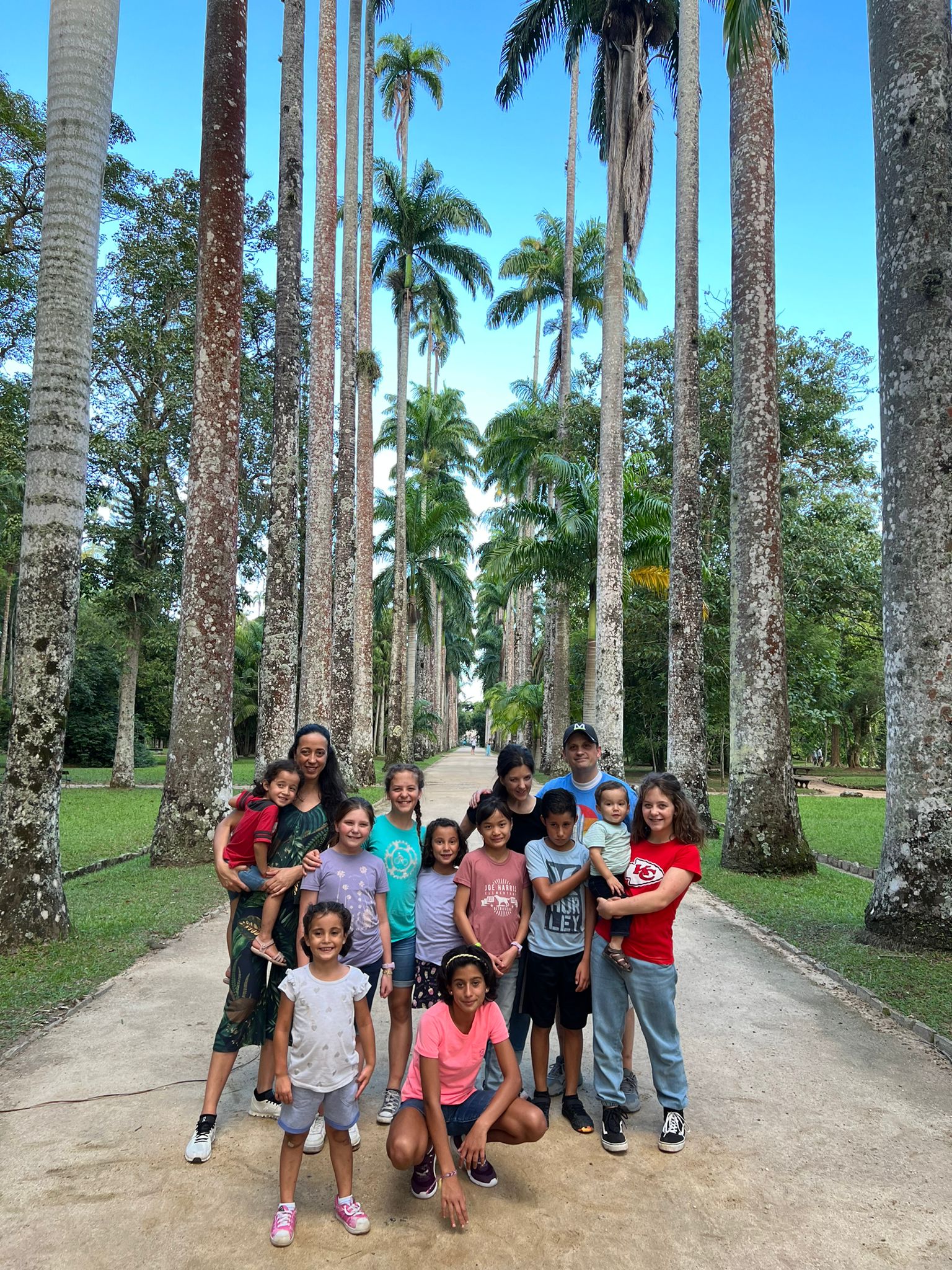 A advogada com os 6 irmãos adotados pelo casal norte-americano - Foto: arquivo pessoal