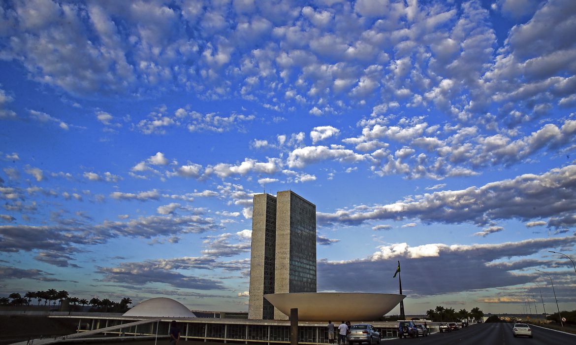 Brasília 63 anos! O céu lindo da cidade sobre o Congresso Nacional - Foto: Marcello Casal Jr / Agência Brasil