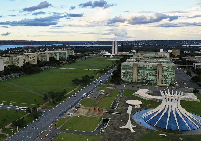 Brasília, 63 anos.! A capital brasileira e a democracia, que sobreviveram aos ataques golpistas de 8 de janeiro, hoje estão vivas e em festa! - Foto: Marcello Casal Jr / Agência Brasil