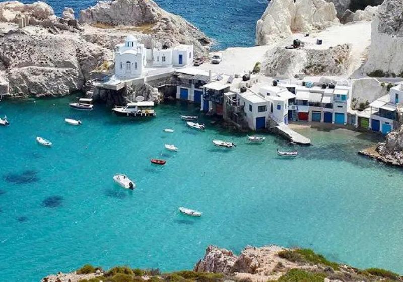 Ilha de Milos foi escolhida como um dos melhores lugares do mundo para se conhecer. Olha a cor dessa água! Foto: Reprodução/Dicadagrecia.