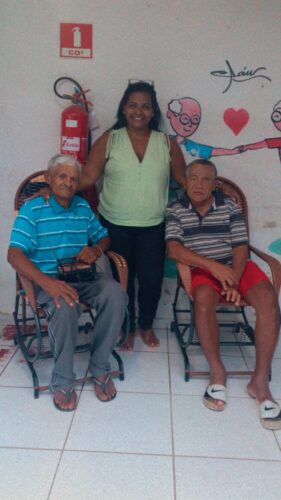 Flávia e alguns dos moradores do lar Cuidar Mais. - Foto: arquivo pessoal