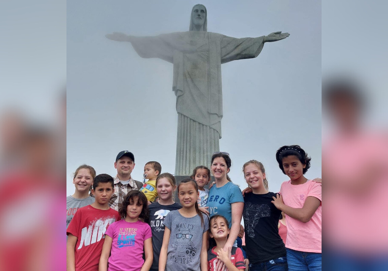 Pareja adopta a 6 hermanos brasileños para no separar a la familia;  ahora hay 10 niños