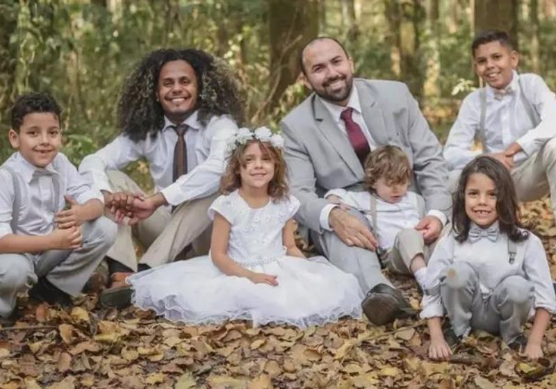 Daniel, o viúvo pai de 5, junto com o Jhonatan (à esq), que partiu no último dia 4 de março, vítima de dengue hemorrágica - Foto: arquivo pessoal