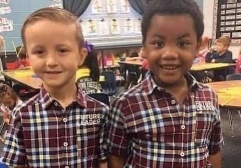 Na escola, os meninos que juram que são gêmeos comoveram o coração de todos, com o gesto de humanidade! - Foto: Reprodução/Instagram Ann Marie A. Swift