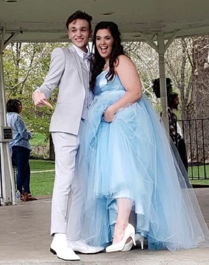 O vestido de baile ficou parecendo aqueles dos desenhos da Disney - Foto: reprodução / Fox59