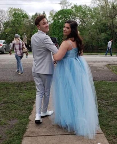 Os dois melhores amigos arrasaram no baile de formatura - Foto: Fox59