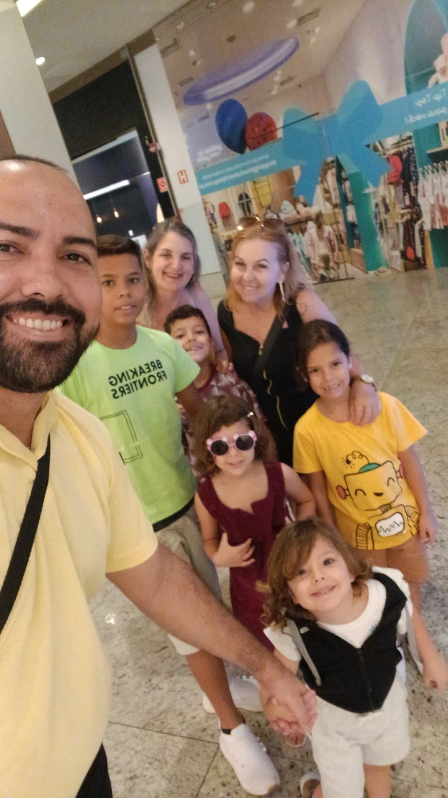 Daniel, pai de 5, todo feliz com os filhos. Agora ele tem a guarda provisória das crianças - Foto: arquivo pessoal 