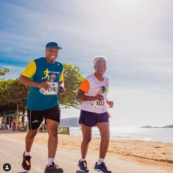 David, neto da vovó, é o parceiro fiel de Adelmira nas provas. Ele disse que já ficou para trás! Foto: Reprodução/@vovocorredora/Instagram.