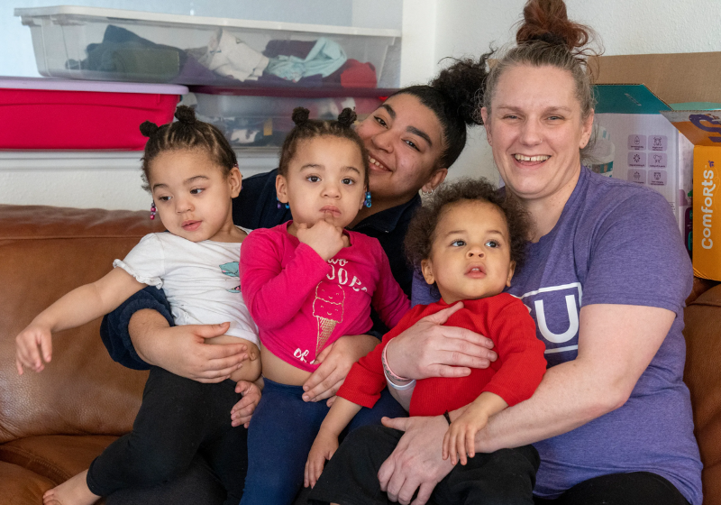 A mãe dos trigêmeos prematuros, adotada pela enfermeira, voltou a estudar e foi aprovada em duas faculdades. Detalhe, ela vai ter bolsa nas duas! Foto: Reprodução/UsaToday.