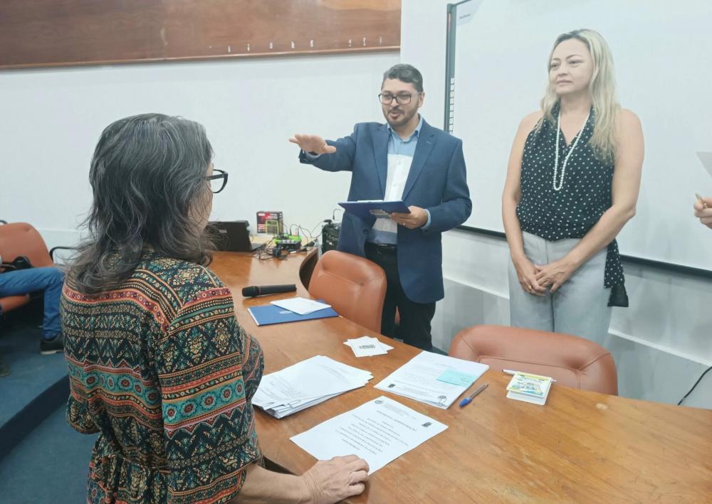 Com o diploma na mão, a cuidadora que virou administradora já recebeu oferta de emprego - Foto: Divulgação / Ascom