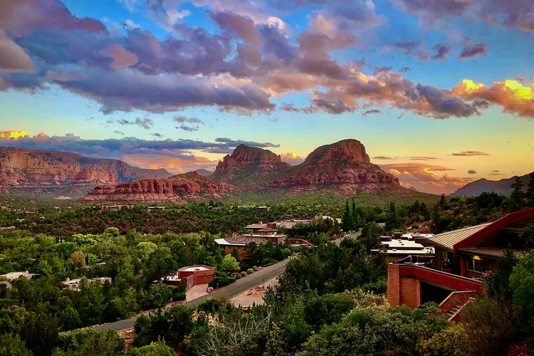 Localizado em Sedona, o deserto do Arizona é um local que você vai ficar cercado por paisagens naturais incríveis! Foto: Reprodução/Travel+Leisure.
