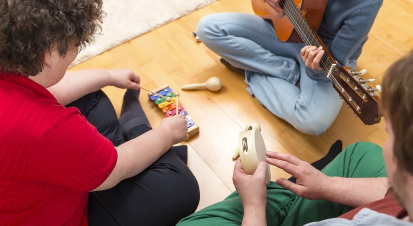 A musicoterapia, alvo da batalha judicial entre um beneficiário e a Amil, pode ajudar a desenvolver a comunicação interpessoal entre o terapeuta e a criança. Foto: Reprodução/Neo10 Interior.