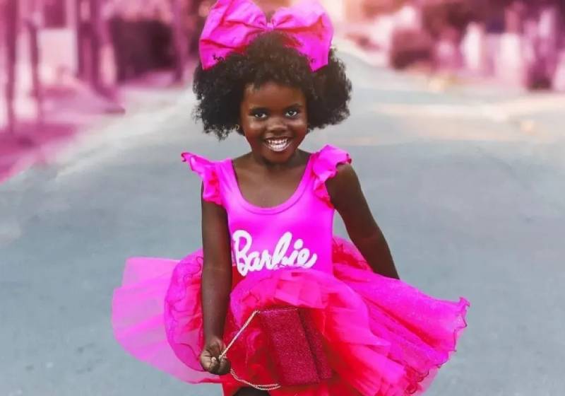 A garotinha Luyza Vitória realmente encarnou a personalidade da boneca Barbie e jogou charme para tudo que é lado! - Foto: Reprodução/Instagram @_luyzavitoria