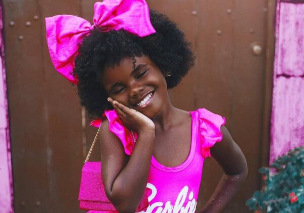 A pequena Barbie fez a internet suspirar com tanta fofura. - Foto: Reprodução/Instagram @_luyzavitoria