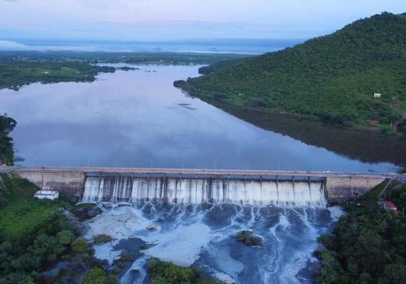 A população comemorou com muita alegria a vazão da água na barragem que abastece a cidade após 12 anos de seca no Ceará. - Foto: Flymarker