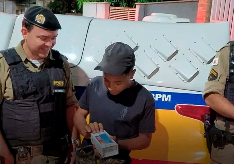 O jovem Lázaro, que não tem telefone, achou um celular perdido na rua e entrou em contato com a polícia para devolver o aparelho. O que veio depois, foi uma ação que o garoto nunca vai esquecer! Foto: PMMG / Twitter
