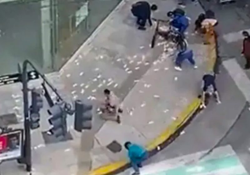A chuva de dinheiro aconteceu na Argentina quando um homem foi assaltado. Várias pessoas pararam para ajudá-lo a recolher as notas - Foto: reprodução / Twitter