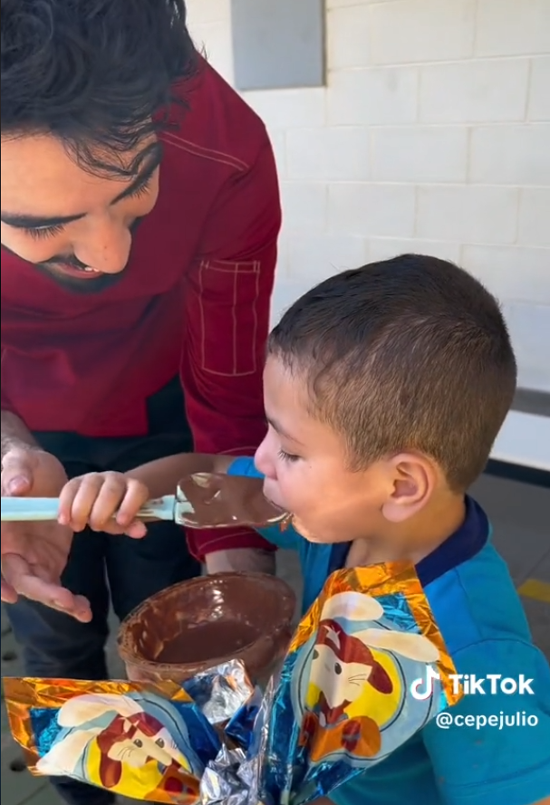 Além das doações, Julio também mostrou para as crianças o processo de fazer um ovo de páscoa. Eu nem preciso falar que elas adoraram, né? Foto: Reprodução/@cepejulio/TikTok.