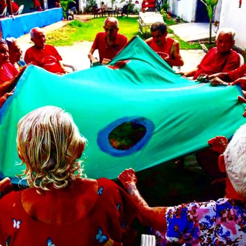 Idosos durante a fisioterapia. - Foto: arquivo pessoal