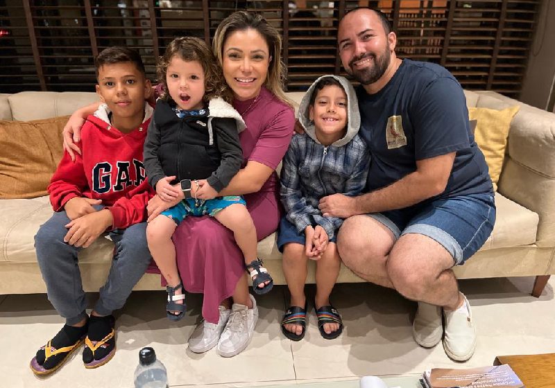 Daniel, pai de 5, com a advogada Sâmoa Martins, que o ajudou a conseguir a guarda provisória dos filhos - Foto: arquivo pessoal