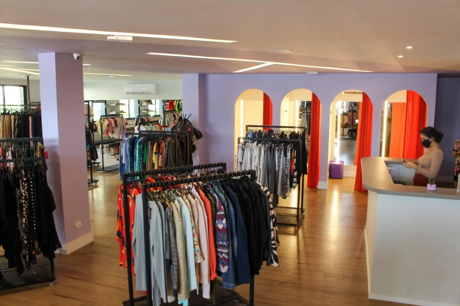 A loja do Desapeguei Bonito é toda sustentável e os clientes são encorajados a levarem suas próprias sacolas ou adquirirem uma Ecobag do brechó! Foto: Reprodução/Desapeguei Bonito.