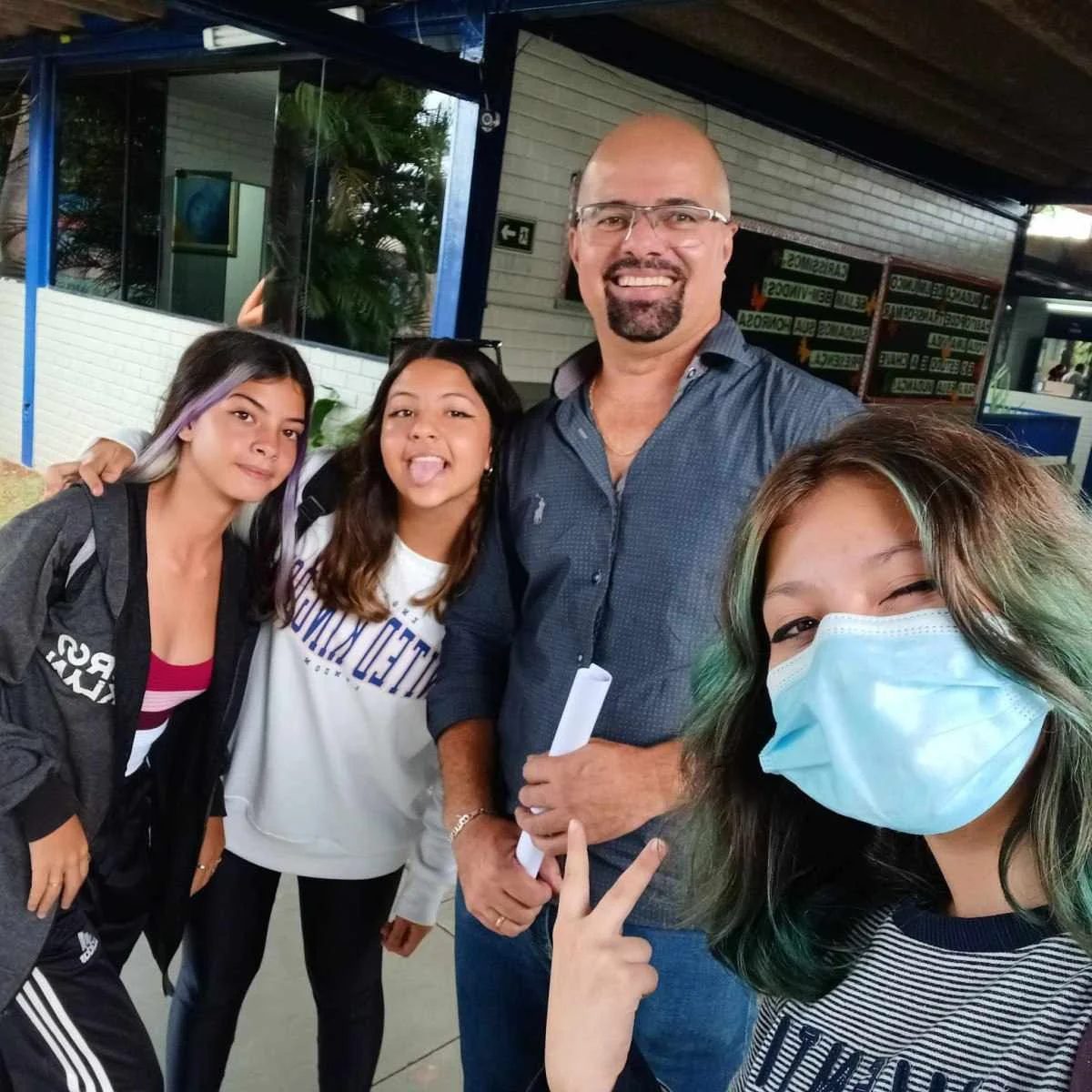 O professor Rogério Nunes Passos com alunas do colégio onde é diretor - Foto: arquivo pessoal