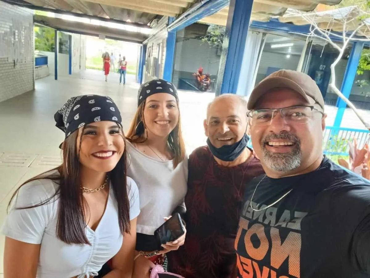 O professor Rogério Nunes Passos com alunas no colégio onde é diretor - Foto: arquivo pessoal