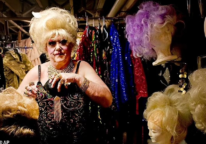 Em 1967, a drag queen mais velha do mundo adotou a personagem drag Darcelle XV e abriu um clube com o nome dela em Portland, que permanece aberto até hoje - Foto: AP