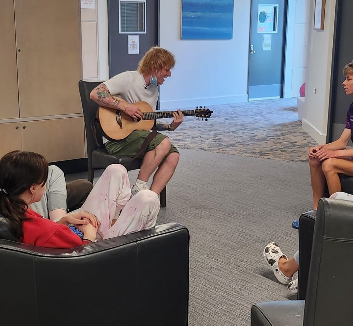 Ed Sheeran tocando e cantando para crianças internadas na Austrália -- Foto: Bernadette Bellette