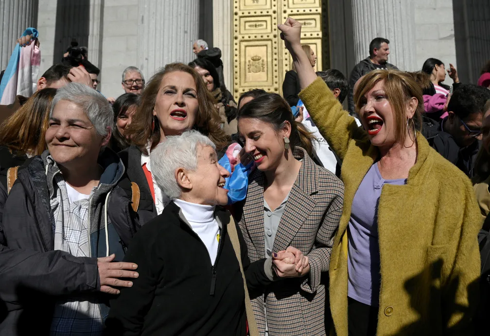 Irene Montere (ao centro), ministra de Igualdade da Espanha, celebra com feministas a aprovação da licença menstrual remunerada e amplia direitos femininos no país. Foto: Oscal del Pozo/AFP.
