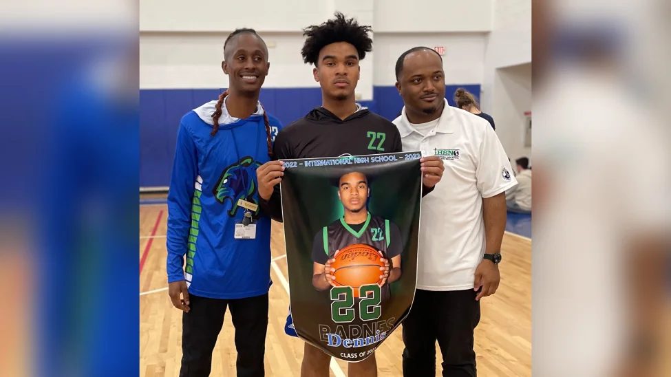 Aos 16 anos, o estudante Dennis também fez parte do time de atletismo da escola, no time de basquete, e atuou como presidente executivo da National Honors Society como aluno com um GPA de 4,98. - Foto: reprodução / NBC