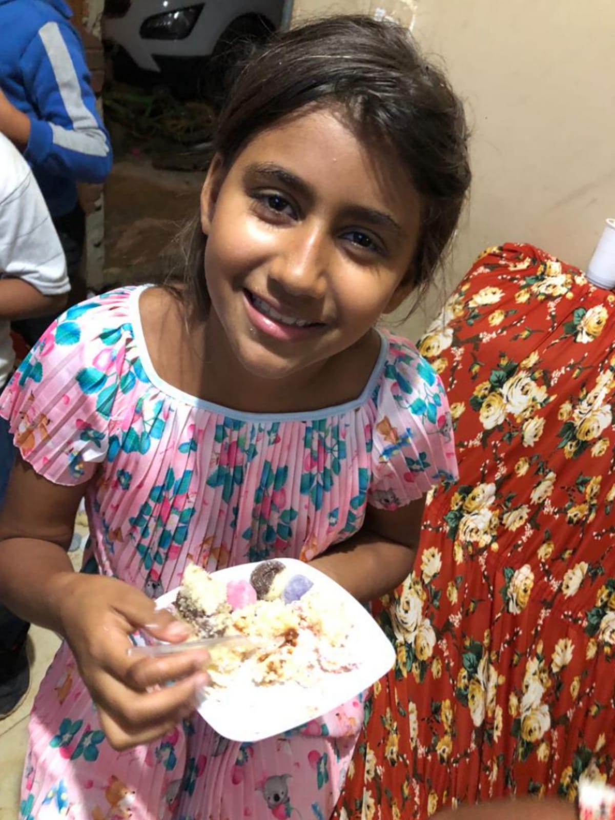 Isadora comendo o bolo que tanto sonhou - Foto: PMBA