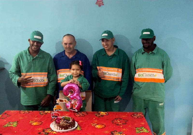 A pequena Bárbara, de 3 anos, é apaixonada pelos garis e emocionou ao recebê-los em sua festa de aniversário em Osasco, SP - Foto: arquivo pessoal
