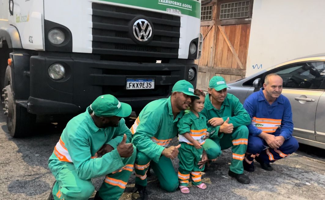 Os garis foram à festa de aniversário da menina e tiraram fotos com ela - Foto: arquivo pessoal