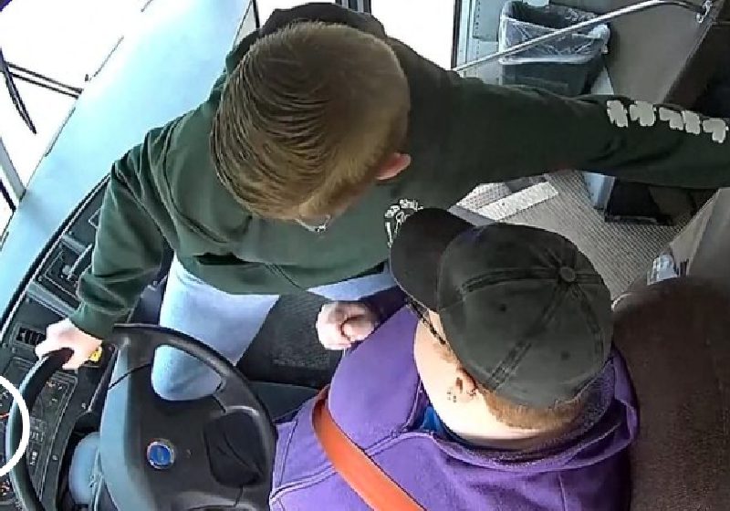 O momento em que o garoto assume a direção do ônibus na estrada e salva todos os colegas e a motorista, que passou mal - Foto: reprodução / SkyNews