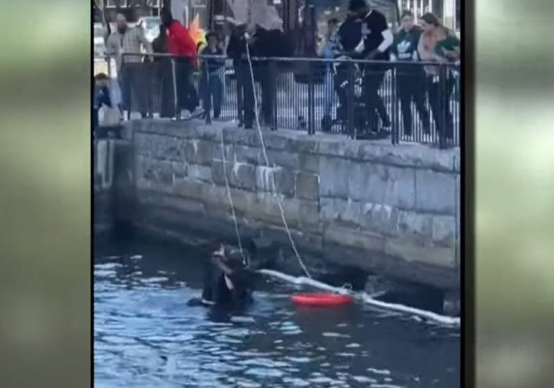 Bravamente, o homem se lançou nas águas geladas ao ver que o veículo tinha submergido. - Foto: Reprodução/WJZ