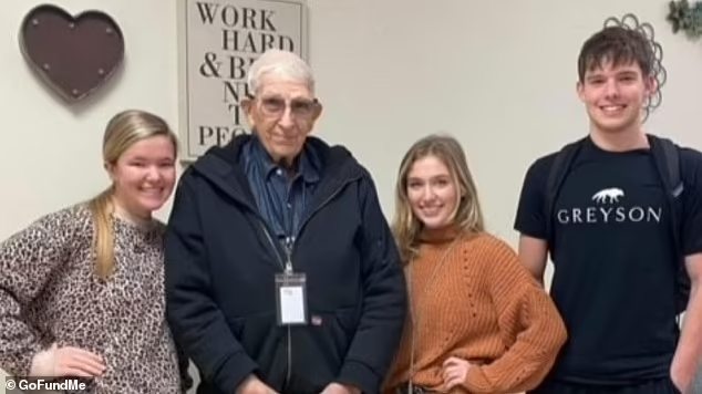 Os estudantes e o idoso que recebeu o dinheiro da vaquinha e agora finalmente poderá se aposentar - Foto: GoFoundMe