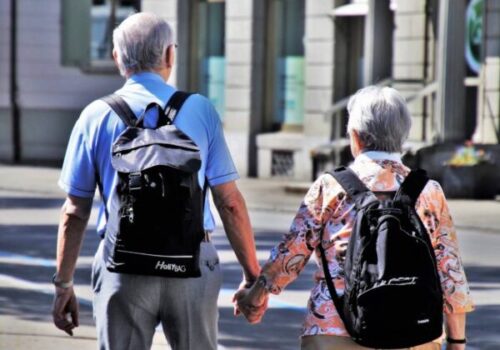 Pessoas com 60+ podem viajar de graça em ônibus e trem no Brasil. É só irar a Carteira Nacional do Idoso - Foto: Pixabay