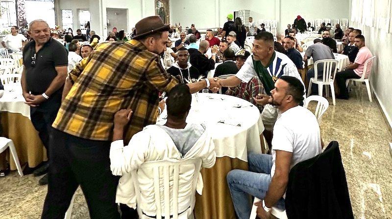 Durante o evento, Kobra (blusa amarela e chapéu) conversou com os visitantes. Foto: Reprodução/Agência Duetto.