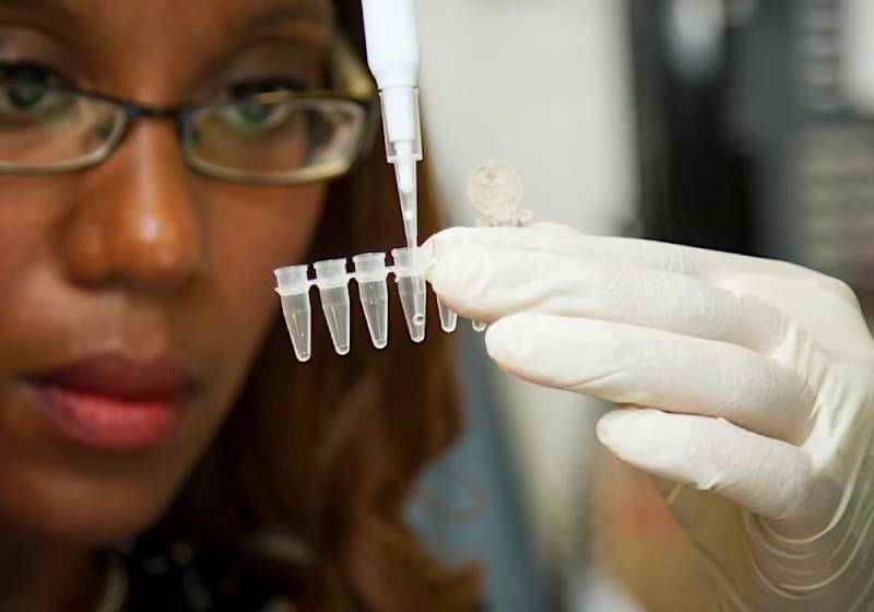 Ally Shaw, mãe da criança com doença rara, conta que a filha está curada e se sente brilhante após tratamento. - Foto: National Cancer Institute
