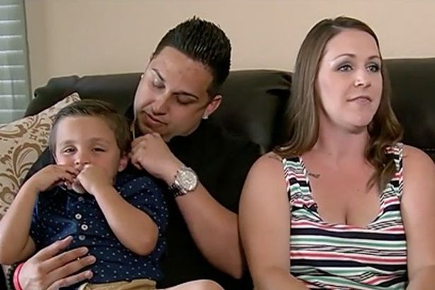 Os pais de Salvatore, orgulhosos, explicam o que o bravo filho fez para salvar sua mãe em convulsão - Foto: ABC