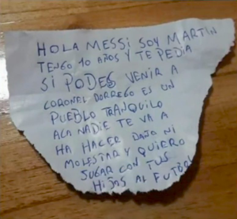 O bilhete do menino para Messi foi escrito em papel de embrulho de pão - Foto: reprodução / Twitter / America TV
