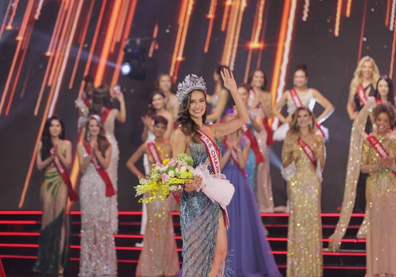 A brasileira se destacou no Miss Charm 2023 e trouxe a coroa para o nosso país. - Foto: reprodução