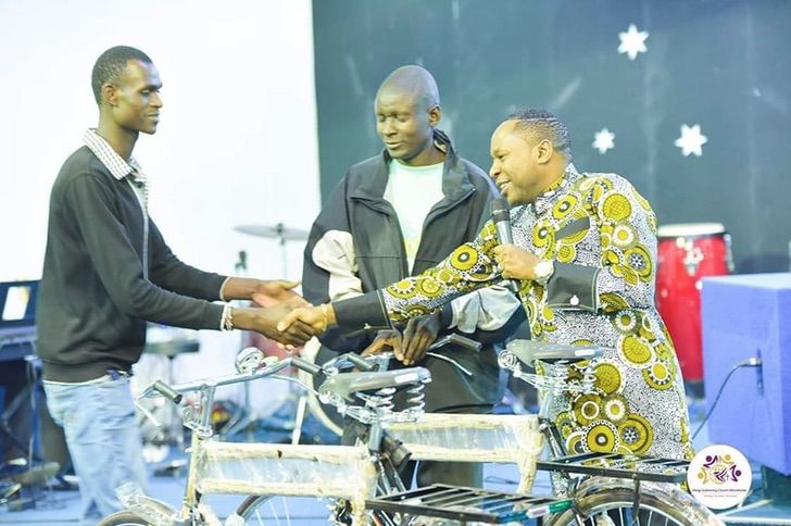 O motorista entrega duas bikes aos jovens que o ajudaram - Foto: Facebook Maurice Oloo