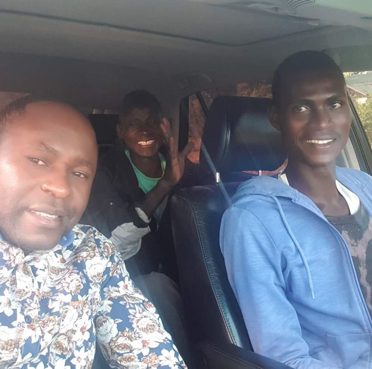 Depois do conserto, o motorista levou os jovens no carro e deu duas bikes para eles irem ao trabalho - Foto: Facebook / Maurice Oloo