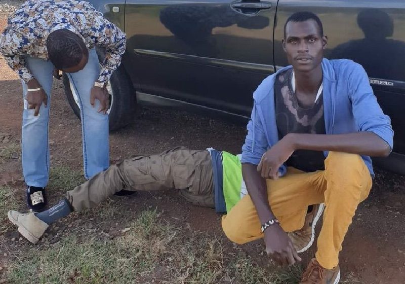 Impressionado com a empatia e a solidariedade dos rapazes que o ajudaram a consertar o carro, o motorista doou duas bikes a eles - Foto: Facebook / Maurice Oloo