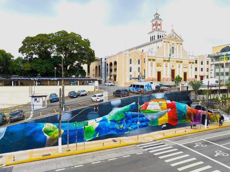 O novo mural pintado por Kobra fica na Igreja do Calvário, Pinheiro, SP. Foto: Reprodução/Drone Cyrillo.